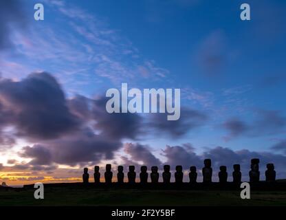 Silhouette des statues de Moai au lever du soleil, AHU Tongariki, Île de Pâques (Rapa Nui), Chili. Banque D'Images