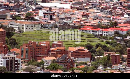 Vue panoramique sur la vieille ville de Cuenca, en Équateur, et les ruines de Pumapungo Banque D'Images