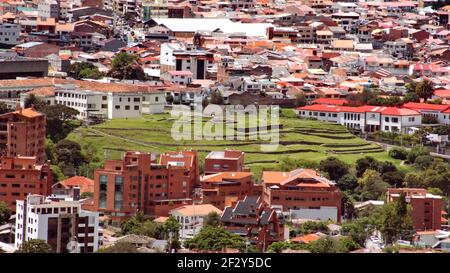 Vue panoramique sur la vieille ville de Cuenca, en Équateur, et les ruines de Pumapungo Banque D'Images