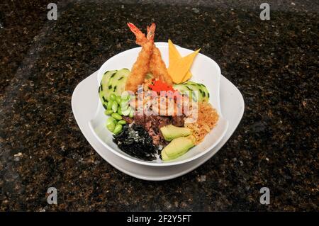 Plat hawaïen connu sous le nom d'hibachi steak poulet crevettes poke Bowl Banque D'Images