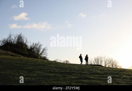 (210314) -- ROME, 14 mars 2021 (Xinhua) -- les gens apprécient leur week-end à Parco della Caffarella à Rome, Italie, le 13 mars 2021. L'Italie a approuvé vendredi une nouvelle série de restrictions strictes contre la COVID-19 dans tout le pays, les variantes virales circulant dans le pays relançant les infections. Les nouvelles mesures seront mises en œuvre entre mars 15 et avril 6, y compris le dimanche de Pâques et le lundi de Pâques (du 4 au 5 avril), qui représentent une fête traditionnelle pour les Italiens au printemps. Selon les dernières données du ministère de la Santé, quelque 26,062 nouveaux cas ont été enregistrés quotidiennement. (Xinhua/ Banque D'Images