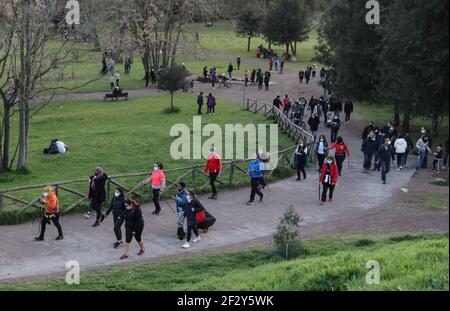 (210314) -- ROME, 14 mars 2021 (Xinhua) -- les gens apprécient leur week-end à Parco della Caffarella à Rome, Italie, le 13 mars 2021. L'Italie a approuvé vendredi une nouvelle série de restrictions strictes contre la COVID-19 dans tout le pays, les variantes virales circulant dans le pays relançant les infections. Les nouvelles mesures seront mises en œuvre entre mars 15 et avril 6, y compris le dimanche de Pâques et le lundi de Pâques (du 4 au 5 avril), qui représentent une fête traditionnelle pour les Italiens au printemps. Selon les dernières données du ministère de la Santé, quelque 26,062 nouveaux cas ont été enregistrés quotidiennement. (Xinhua/ Banque D'Images