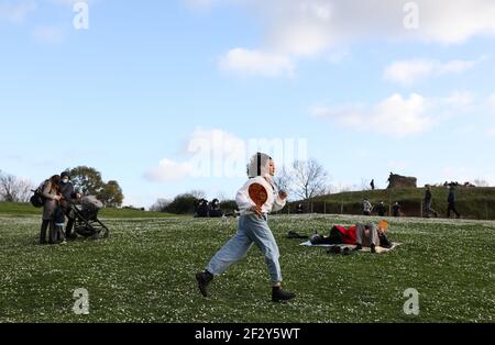 (210314) -- ROME, 14 mars 2021 (Xinhua) -- les gens apprécient leur week-end à Parco della Caffarella à Rome, Italie, le 13 mars 2021. L'Italie a approuvé vendredi une nouvelle série de restrictions strictes contre la COVID-19 dans tout le pays, les variantes virales circulant dans le pays relançant les infections. Les nouvelles mesures seront mises en œuvre entre mars 15 et avril 6, y compris le dimanche de Pâques et le lundi de Pâques (du 4 au 5 avril), qui représentent une fête traditionnelle pour les Italiens au printemps. Selon les dernières données du ministère de la Santé, quelque 26,062 nouveaux cas ont été enregistrés quotidiennement. (Xinhua/ Banque D'Images