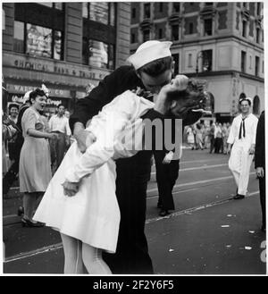 1945 , 14 août, NEW YORK , Etats-Unis : le ' Kissing the War Au revoir ' à New York Times Square V-J DAY par le photographe militaire de la marine américaine Victor Jorgensen ( 1913 – 1994 ) Publié dans ' The New York Times ' le jour suivant 15 août 1945 .Ceci est un autre angle tourné du même photographe du magazine Celebrate ' Life ' Alfred Eisenstaedt . Prise à 5 h 51, la femme était Greta Zimmer Friedman ( 1924 - 2016 ) et portait son uniforme d'hygiéniste dentaire sur la photographie. Le marin a été identifié comme George Mendonsa ( 1923 - 2019 ). - BAISER - BACIO - embrasser - coppia - coup Banque D'Images