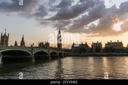 Coucher de soleil sur Big Ben et le Palais de Westminster, Londres, vue depuis la rive sud de la Tamise Banque D'Images