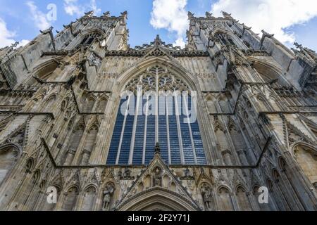 Vue extérieure de la façade gothique ornée de la cathédrale York Minster à York, Angleterre, Royaume-Uni Banque D'Images