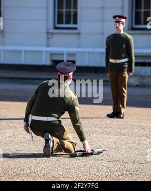 Londres, Royaume-Uni. 09e mars 2021. Des soldats des bataillons des gardes-pieds ont assisté à un entraînement à la caserne Wellington à Londres. Crédit : SOPA Images Limited/Alamy Live News Banque D'Images