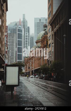 Vue sur la ville urbaine en descendant George Street vers le Queen Victoria Building (QVB), Sydney. Banque D'Images