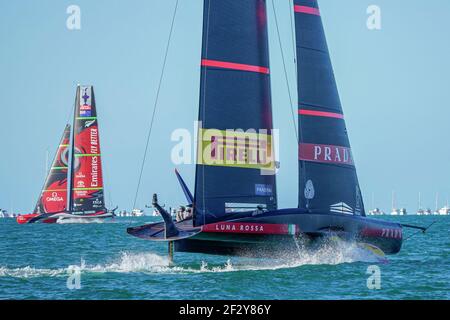 (210314) -- AUCKLAND, le 14 mars 2021 (Xinhua) -- Luna Rossa Prada Pirelli (devant) de l'Italie et des Emirats Team New Zealand navigue pendant la 36e finale de la coupe de l'Amérique à Auckland, Nouvelle-Zélande, le 13 mars 2021. (COR36/Studio Borlenghi/document via Xinhua) Banque D'Images