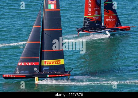 (210314) -- AUCKLAND, le 14 mars 2021 (Xinhua) -- Luna Rossa Prada Pirelli (devant) de l'Italie et des Emirats Team New Zealand navigue pendant la 36e finale de la coupe de l'Amérique à Auckland, Nouvelle-Zélande, le 13 mars 2021. (COR36/Studio Borlenghi/document via Xinhua) Banque D'Images