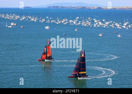 (210314) -- AUCKLAND, le 14 mars 2021 (Xinhua) -- Luna Rossa Prada Pirelli (devant) de l'Italie et des Emirats Team New Zealand navigue pendant la 36e finale de la coupe de l'Amérique à Auckland, Nouvelle-Zélande, le 13 mars 2021. (COR36/Studio Borlenghi/document via Xinhua) Banque D'Images