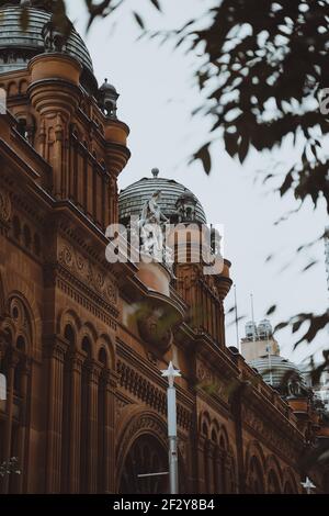 Statue en forme de statue au sommet du Queen Victoria Building (QVB) Sydney. Banque D'Images