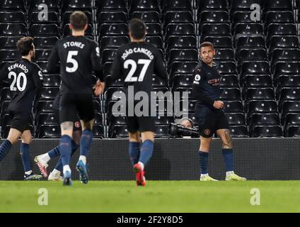 Londres, Royaume-Uni. 13 mars 2021. Gabriel Jesus (1er R) de Manchester City célèbre avec ses coéquipiers après avoir obtenu son score lors du match de la Premier League anglaise entre Fulham et Manchester City au Craven Cottage à Londres, en Grande-Bretagne, le 13 mars 2021. Credit: Han Yan/Xinhua/Alay Live News Banque D'Images