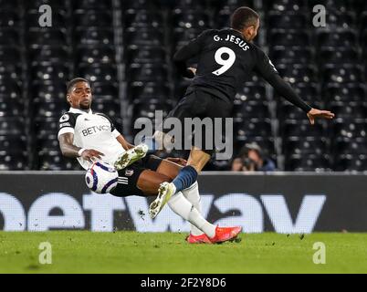 Londres, Royaume-Uni. 13 mars 2021. Gabriel Jesus (R) de Manchester City est abordé par Ivan Cavaleiro de Fulham lors du match de la première ligue anglaise entre Fulham et Manchester City au Craven Cottage à Londres, en Grande-Bretagne, le 13 mars 2021. Credit: Han Yan/Xinhua/Alay Live News Banque D'Images