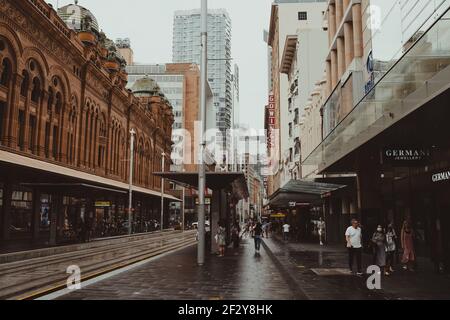 Les gens qui attendent le train léger au Queen Victoria Building QVB s'arrêtent dans le quartier des affaires de Sydney. Banque D'Images