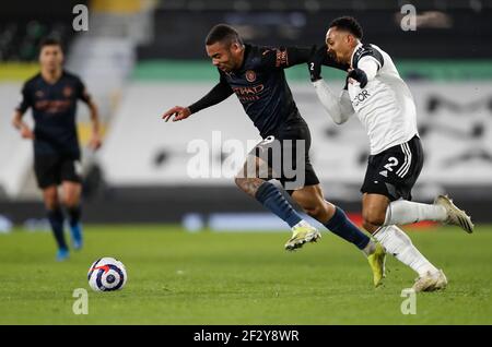 Londres, Royaume-Uni. 13 mars 2021. Gabriel Jesus (L) de Manchester City vit avec Kenny Tete de Fulham lors du match de la Premier League anglaise entre Fulham et Manchester City au Craven Cottage à Londres, en Grande-Bretagne, le 13 mars 2021. Credit: Han Yan/Xinhua/Alay Live News Banque D'Images