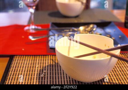 Vue en angle bas de la table après le repas - repas à thème asiatique Banque D'Images