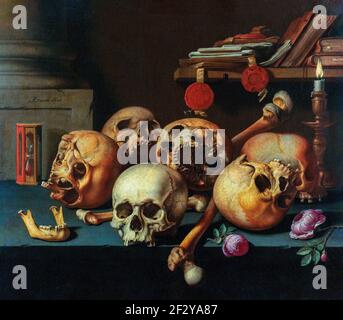 Vanitas continue de vivre avec des crânes, des os, des roses, un sablier et une bougie brûlante sur une table ou une plinthe en pierre. Sur le mur une étagère avec des documents avec St Banque D'Images