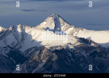 Mont Aylmer enneigé, le plus haut sommet des montagnes à proximité de Banff. Paysage de la fin de l'hiver dans les Rocheuses canadiennes Banque D'Images