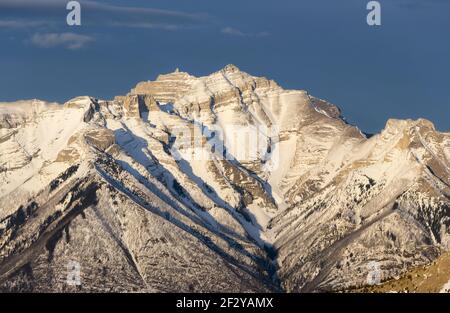 Mont Inglismaldie enneigé, High Mountain Peak, dans le parc national Banff. Paysage de la fin de l'hiver dans les Rocheuses canadiennes Banque D'Images