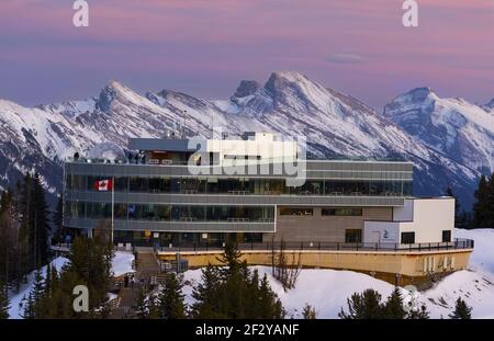 Parc national Banff Gondola du mont Sulphur, extérieur du terminal supérieur. Pittoresque Rocheuses canadiennes coucher de soleil paysage Snowy Mountain Peaks Skyline Banque D'Images