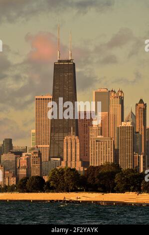 Chicago, Illinois, États-Unis. La lumière du matin est moulée dans le ciel et les nuages au-dessus d'une partie de la ligne d'horizon dominée par le bâtiment John Hancock. Banque D'Images