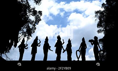 Statues hindoues en silhouette : statues religieuses aux grottes de Batu, un site de temple et de sanctuaire hindou Banque D'Images