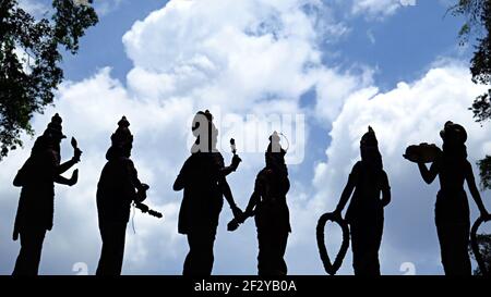 Statues hindoues en silhouette : statues religieuses aux grottes de Batu, un site de temple et de sanctuaire hindou Banque D'Images