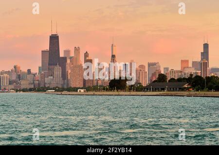 Chicago, Illinois, États-Unis. Juste avant le coucher du soleil, la lumière est moulée dans les nuages et reflète un certain nombre de bâtiments dans la ligne d'horizon pendant une soirée d'été. Banque D'Images