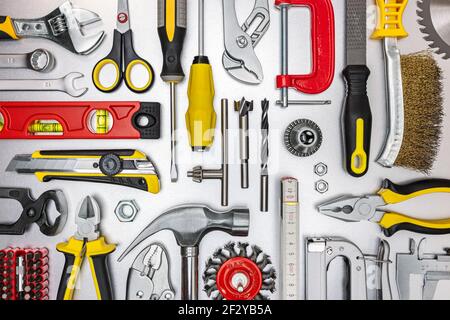 différents types d'outils de travail sur fond gris en métal. vue de dessus Banque D'Images