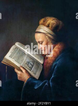 La vieille femme lisant un lectionary, le soi-disant portrait de la mère de Rembrandt, Neeltgen Willemsdr van Zuijvenbroeck. La vieille femme tient dans son ha Banque D'Images