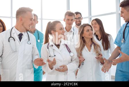 gros plan. professionnels de la santé joyeux dans le couloir de bureau Banque D'Images