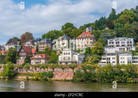 Belles villas sur le bord de la rivière Neckar à Heidelberg, en Allemagne Banque D'Images