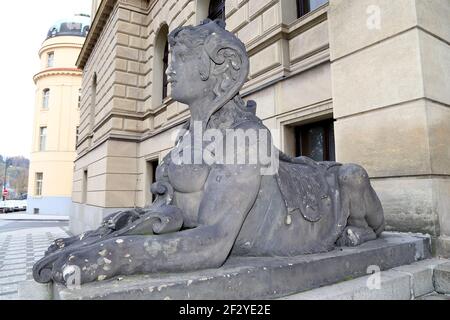 Sculpture près de la construction des salles de concert Rudolfiunum sur la place Jan Palach à Prague, République tchèque Banque D'Images