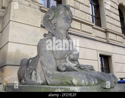 Sculpture près de la construction des salles de concert Rudolfiunum sur la place Jan Palach à Prague, République tchèque Banque D'Images