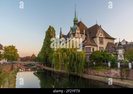 Lycée International des Pontonniers vue au lever du soleil à Strasbourg, France Banque D'Images
