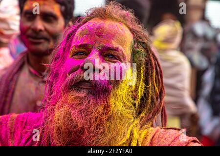 portrait de moine jouant holi à nandgaon, mathura, avec un accent sélectif sur le sujet avec du bruit et des grains ajoutés. Banque D'Images