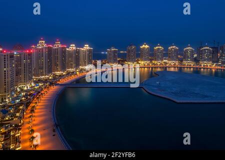 Belle vue aérienne de l'heure bleue de Viva Bahria Pearl Qatar Banque D'Images