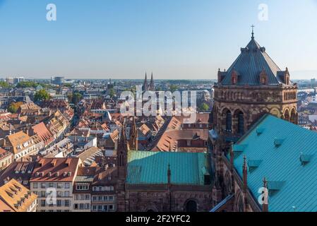 Vue aérienne de la cathédrale et de la vieille ville de Strasbourg, France Banque D'Images