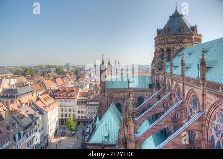 Vue aérienne de la cathédrale et de la vieille ville de Strasbourg, France Banque D'Images