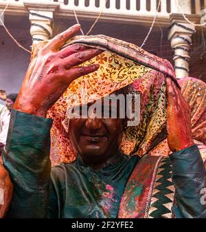 portrait de transgenre jouant holi à nandgaon, mathura, avec un accent sélectif sur le sujet avec du bruit et des grains ajoutés. Banque D'Images