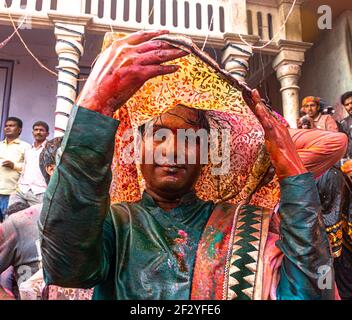 portrait de transgenre jouant holi à nandgaon, mathura, avec un accent sélectif sur le sujet avec du bruit et des grains ajoutés. Banque D'Images