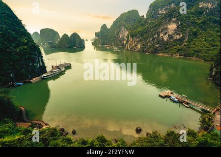 Vue sur l'île de Bo Hon à Halong Bay au Vietnam Banque D'Images