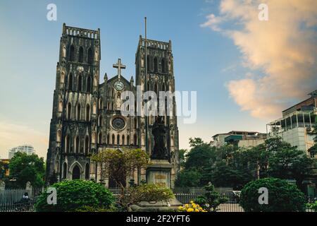 Cathédrale Saint-Joseph sur la rue de l'église Nha Chung à Hanoi, Vietnam. Traduction : Reine de la paix Banque D'Images