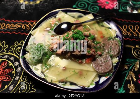 Assiette avec viande bouillie et nouilles dans le restaurant ouzbek Banque D'Images