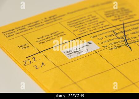 Page de la carte de vaccination avec preuve de vaccination de Corona. Ouvrir le certificat de vaccination jaune de L'OMS avec le certificat de vaccination Banque D'Images