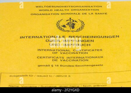 Couverture de la carte de vaccination internationale de l'Organisation mondiale de la santé. Carte de vaccination jaune pour la vaccination contre le coronavirus et autres Banque D'Images