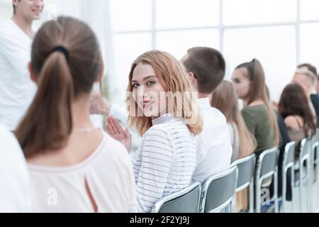 Close up. Jeune femme assise dans une rangée avec ses associés. Banque D'Images