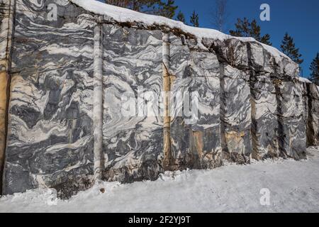 Mur de marbre dans une carrière italienne abandonnée, parc de montagne Ruskeala, Carélie, Russie Banque D'Images