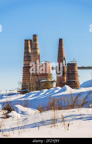 Ruines d'une usine de marbre et de chaux abandonnée à Ruskeala, Carélie Banque D'Images